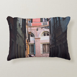 FRAU IN WEISSEN SHIRT- UND SCHWARZPANTEN, DIE AUF  DEKOKISSEN