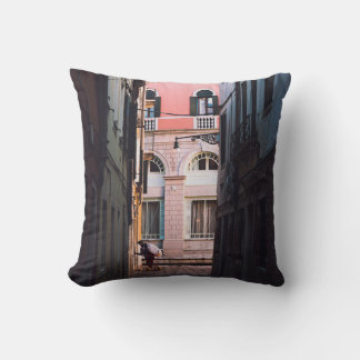 FRAU IN WEISSEN SHIRT- UND SCHWARZPANTEN, DIE AUF  KISSEN