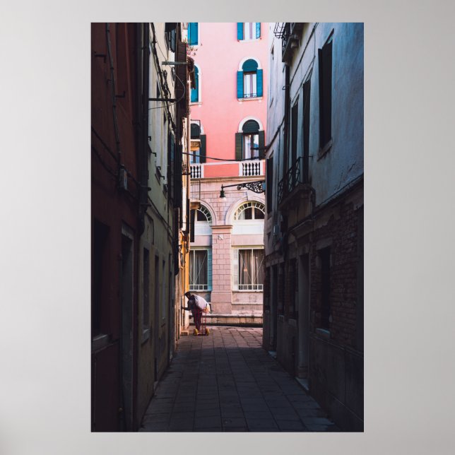 FRAU IN WEISSEN SHIRT- UND SCHWARZPANTEN, DIE AUF  POSTER (Vorne)