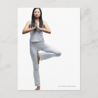 Frau in Yogastellung stehend Postkarte