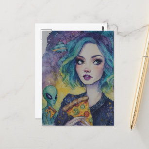 Frau isst Pizza mit einer Alien Postkarte