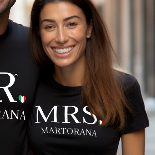 FRAU Italienische Flagge Herz Persönlicher Nachnam Tri-Blend Shirt (Couple's t-shirt in black with MRS.Italian Flag Heart for the periodEngagement or Wedding gift)