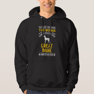 Frau kann ihrem Great-Dane-Hund nicht widerstehen Hoodie