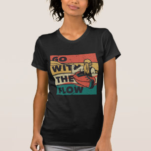 Frau Kayaker geht mit Flow Sport T-Shirt