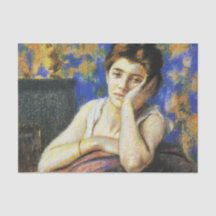 Frau lehnt auf einen Stuhl