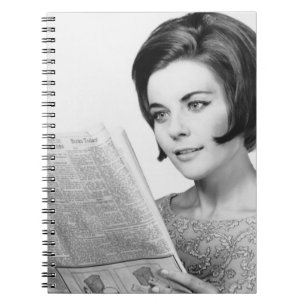 Frau lesenNewpaper Notizblock