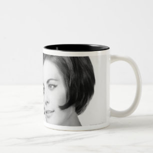 Frau lesenNewpaper Zweifarbige Tasse