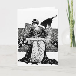 Frau liest mit schwarzer Katze Karte