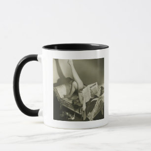 Frau liest Zeitschrift Tasse