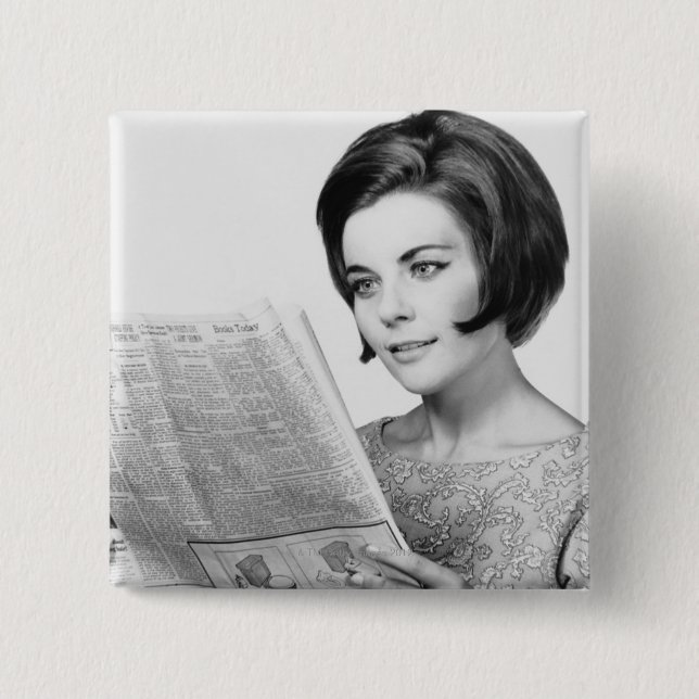 Frau liest Zeitung Button (Vorderseite)