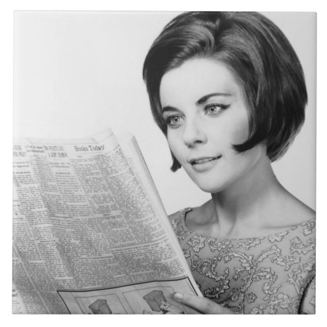 Frau liest Zeitung Fliese (Vorderseite)