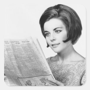 Frau liest Zeitung Quadratischer Aufkleber