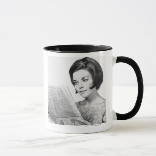 Frau liest Zeitung Tasse