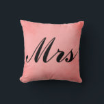 Frau Lovely Pink Parchment Mr. and Mrs. Kissen<br><div class="desc">Die Kissen "Mr. and Mrs." schmücken Ihre Zuhause mit diesem schönen rosa Pergament.  Dieses rosa Pergament "Mrs." ist ein dekoratives Symbol der ehelichen Gewerkschaft und hat einen leicht anpassbaren Schriftart.  .</div>