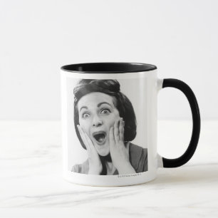 Frau macht Gesicht Tasse
