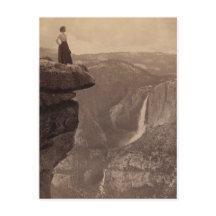 Frau mit Blick auf die Fälle von Yosemite