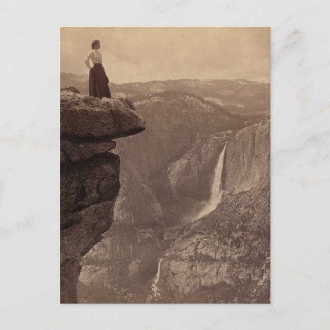 Frau mit Blick auf die Fälle von Yosemite Postkarte (Vorderseite)