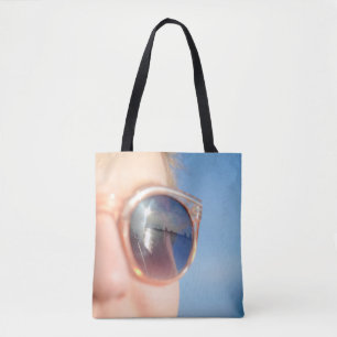 Frau mit brauner gerahmter Sonnenbrille
