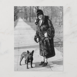 Frau mit Bulldogin, 1920er Postkarte