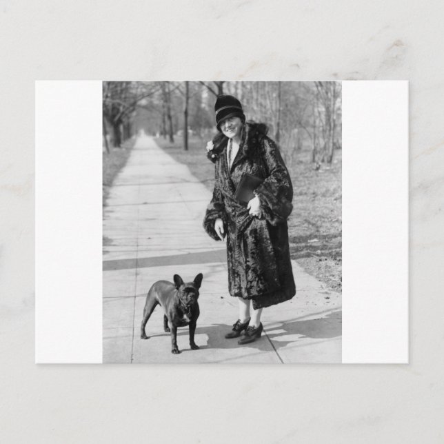 Frau mit Bulldogin, 1920er Postkarte (Vorderseite)