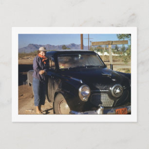 Frau mit einem alten Auto Vintage Postkarte