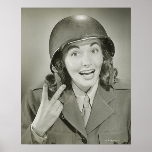 Frau mit einem Armeehelm Poster (Vorne)