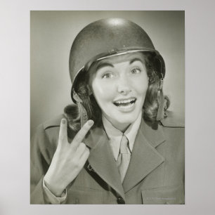 Frau mit einem Armeehelm Poster