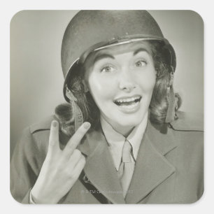 Frau mit einem Armeehelm Quadratischer Aufkleber