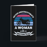 Frau mit einem Geschenk für Motorradfreunde und Ma Karte<br><div class="desc">Unterschätzen Sie niemals eine Frau mit einem Motorrad. Das sonnige Geschenk ideal für Frauen / Biker,  die Motorräder Liebe Motorrad- und Motorradfahren. Schenken Sie es als Weihnachtsgeschenke,  Geburtstag oder Muttertagsgeschenke für Ihre Ehefrau oder Ihren Verlobten.</div>