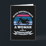 Frau mit einem Geschenk für Motorradfreunde und Ma Karte<br><div class="desc">Unterschätzen Sie niemals eine Frau mit einem Motorrad. Das sonnige Geschenk ideal für Frauen / Biker,  die Motorräder Liebe Motorrad- und Motorradfahren. Schenken Sie es als Weihnachtsgeschenke,  Geburtstag oder Muttertagsgeschenke für Ihre Ehefrau oder Ihren Verlobten.</div>