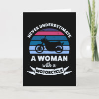 Frau mit einem Geschenk für Motorradfreunde und Ma