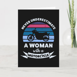 Frau mit einem Geschenk für Motorradfreunde und Ma Karte