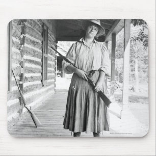 Frau mit einem Gewehr auf einer Veranda Mousepad