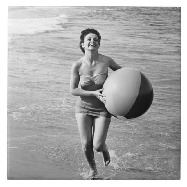 Frau mit einem Strandball Fliese (Vorderseite)