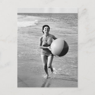 Frau mit einem Strandball Postkarte