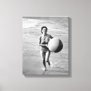 Frau mit einem Wasserball Leinwanddruck