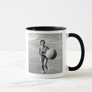 Frau mit einem Wasserball Tasse