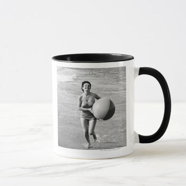 Frau mit einem Wasserball Tasse (Rechts)