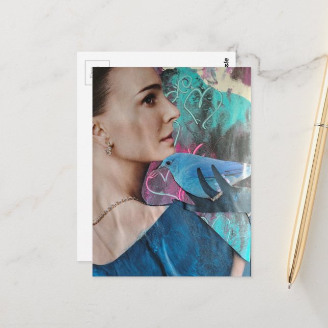 Frau mit einer blauen Vogel Surreal Collage Postkarte (Vorderseite/Rückseite Beispiel)