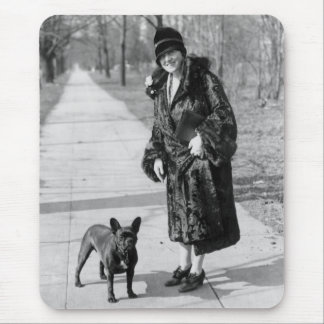 Frau mit französischer Bulldogge, Zwanzigerjahre Mousepad