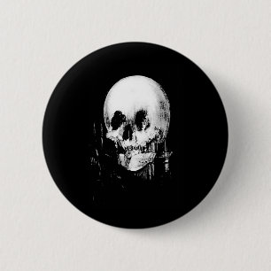 Frau mit Halloween-Reflektion im Spiegel Button