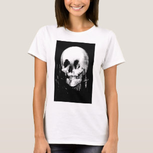 Frau mit Halloween-Reflektion im Spiegel T-Shirt