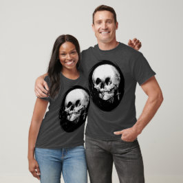 Frau mit Halloween-Schädelreflexion im Spiegel T-Shirt