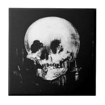 Frau mit Halloween-Totenkopfspiegelung im Spiegel
