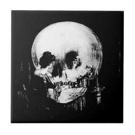 Frau mit Halloween-Totenkopfspiegelung im Spiegel Fliese