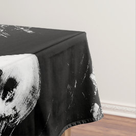 Frau mit Halloween-Totenkopfspiegelung im Spiegel Tischdecke