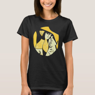 Frau mit Hund, die ein Stück abstrakte kunstvolle  T-Shirt