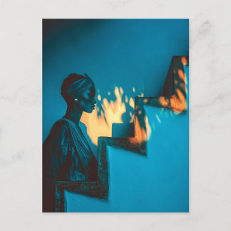 Frau mit Kopftuch, Steintreppen, blaue Wand Einladungspostkarte