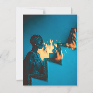 Frau mit Kopftuch, Steintreppen, blaue Wand Postkarte