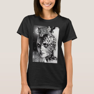 Frau mit Leopardendruck in Schwarz und Weiß T-Shirt